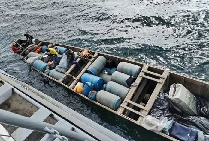 Une pirogue transportant 25.000 litres de carburant de contrebande interceptée à Limbe