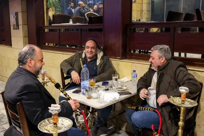 « Un rêve »: dans les cafés de Damas, les Syriens peuvent désormais parler librement