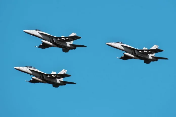 Un avion militaire américain abattu « par erreur » en mer Rouge, les deux pilotes en vie