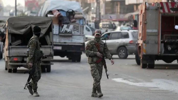 Syrie: un responsable du pouvoir déchu arrêté après des combats meurtriers selon une ONG