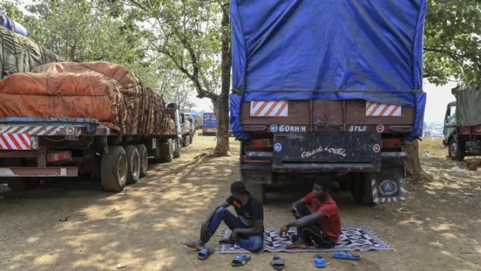 Cameroun: les transporteurs routiers lèvent partiellement leur blocus vers la Centrafrique