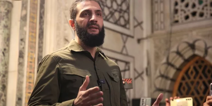 Syrie: le nouveau pouvoir dit vouloir contribuer à la « paix régionale » et construire des partenariats « privilégiés » (communiqué)