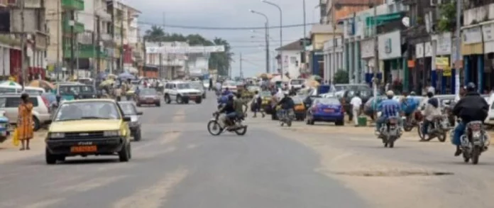 Insolite : une femme tombe mystérieusement du ciel et atterrit sur la chaussée à Ndogpassi
