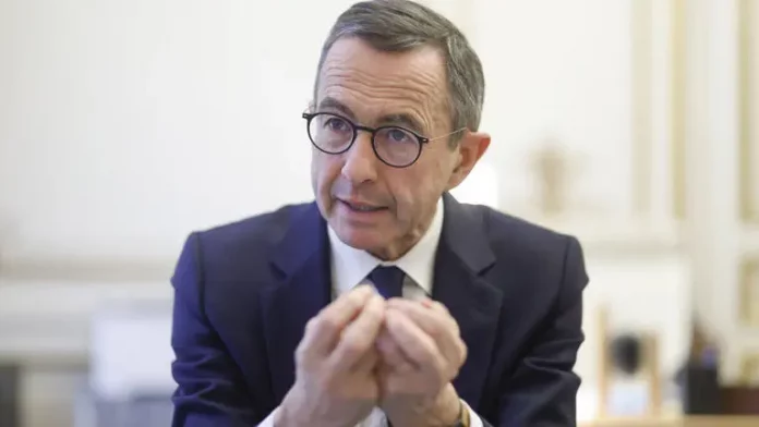 Régularisation des sans-papiers: les préfets doivent serrer la vis, demande Retailleau