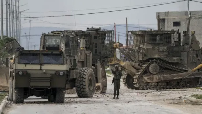 Des centaines de Palestiniens quittent Jénine au troisième jour d’une opération israélienne