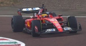La combinaison rouge de Hamilton sur la piste de Fiorano