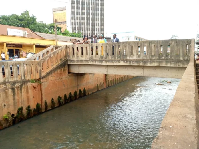 Le corps d’un enfant de rue retrouvé près du canal du Mfoundi