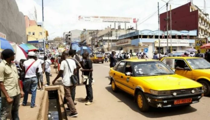 Yaoundé : une bagarre de chauffeurs de taxis bloquent la route