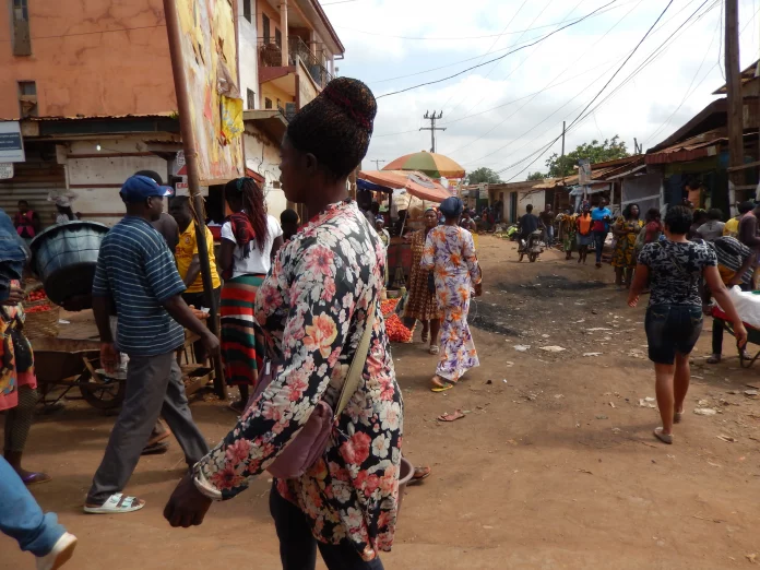 Yaoundé : Une femme se met toute nue et danse en public