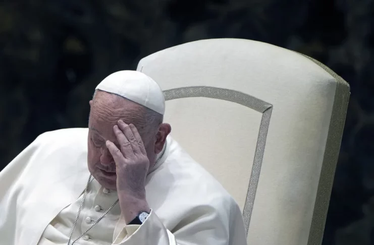 Le pape souffre d'une pneumonie bilatérale