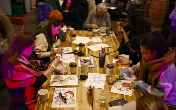 Enfin lâcher son téléphone : à Londres, le succès de soirées « offline »