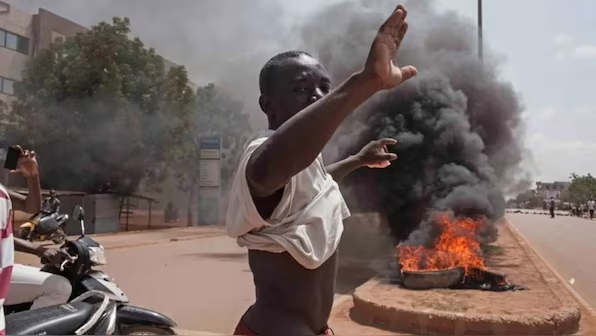Burkina: « plusieurs dizaines » de soldats et supplétifs civils tués dans une attaque jihadiste présumée dans l’Est