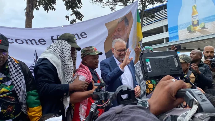 De retour au pays, l’ambassadeur sud-africain expulsé des Etats-Unis défie Trump