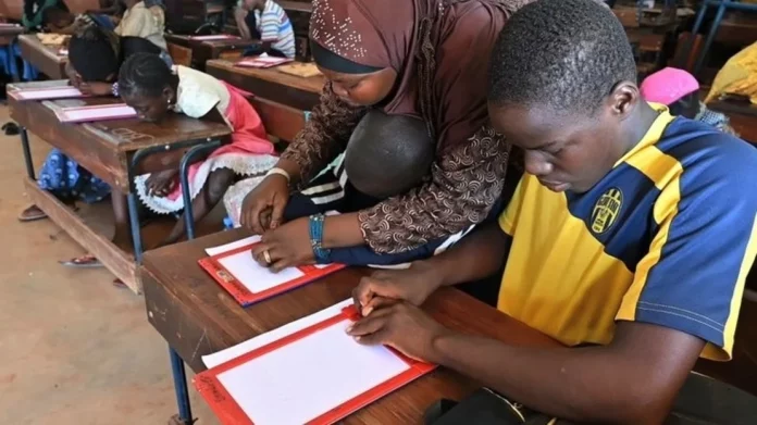Au Mali, des élèves voyants et non-voyants côte à côte sur les bancs d’une école