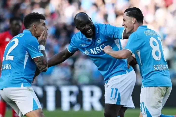 Italie: Naples reste dans le coup, la Juventus tombe de haut