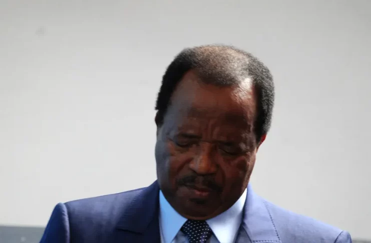 appel à "tourner la page" Biya