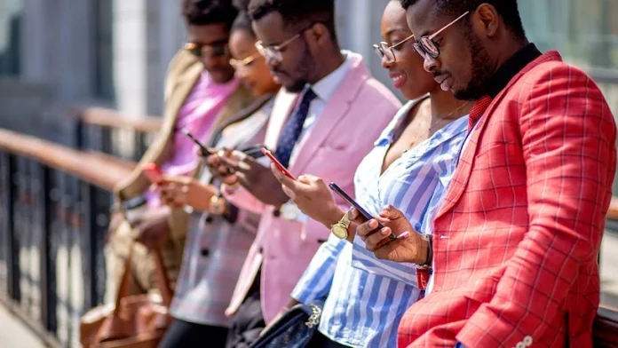 Le smartphone fait de la résistance face aux objets connectés