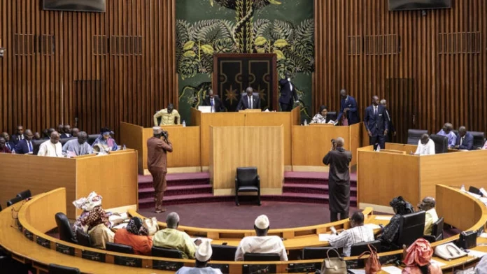 Sénégal: l’Assemblée nationale adopte une loi révisant l’amnistie votée sous l’ex-président Macky Sall