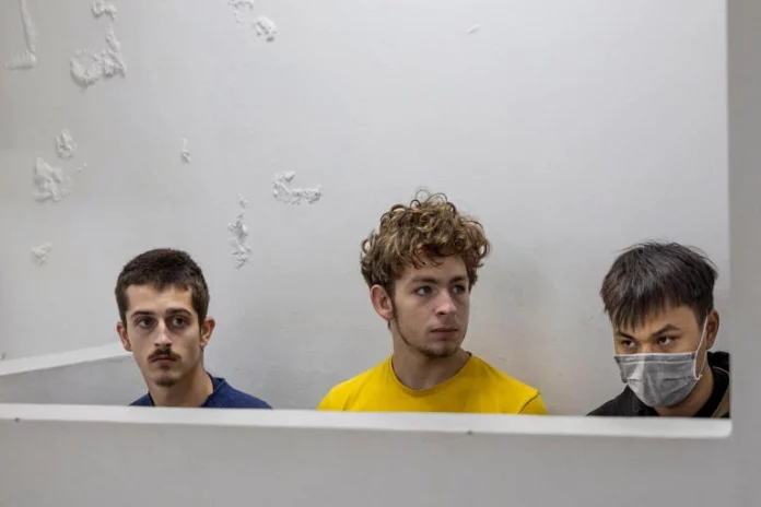 Deux Belges de 18 ans poursuivis au Kenya après avoir capturé des milliers de fourmis