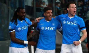 Naples prend les commandes