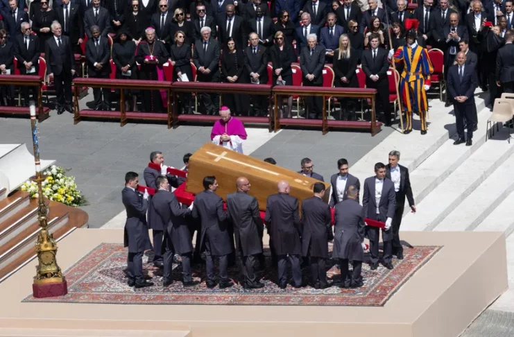 Plus de 400.000 fidèles saluent le Pape François
