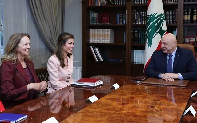 Israël cible le Hezbollah au Liban durant une visite d’une émissaire américaine