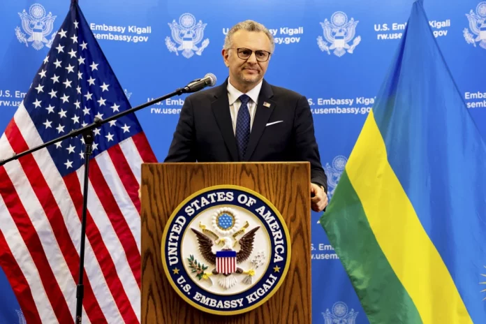 Le Rwanda « devrait cesser tout soutien militaire au M23 » et « retirer » ses troupes de RDC (émissaire américain pour l’Afrique)