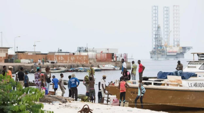 Gabon: l’épuisement des ressources pétrolières questionne « gaspillage » et « économie de rente »