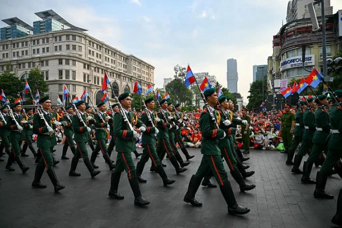 Vietnam: parade géante pour les 50 ans de la chute de Saïgon