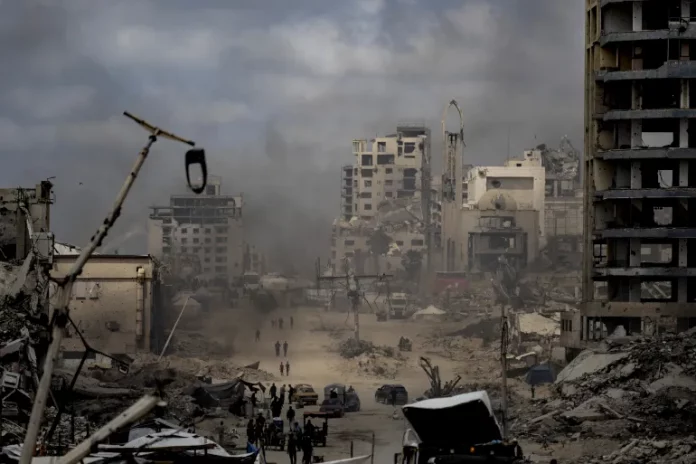 Gaza: 52 morts dans des raids israéliens selon les secours, Israël dénonce les critiques le visant