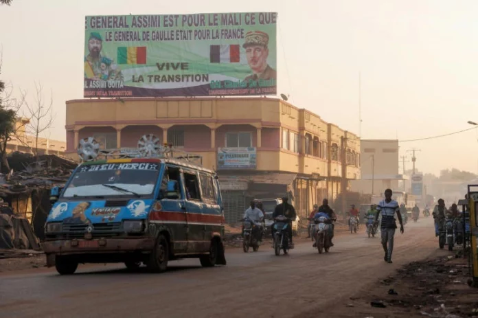 Mali: des partis manifestent contre leur possible dissolution