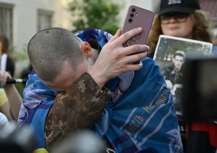 Ukraine : larmes et sourires lors du plus grand échange de prisonniers entre Kiev et Moscou