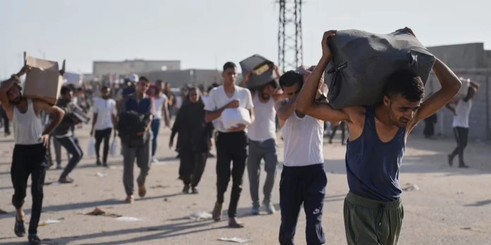 Dans la bande de Gaza affamée, la foule se rue sur un centre de distribution d’aide