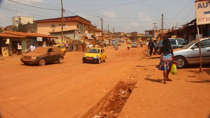 Yaoundé : Un homme en tenue bastonne sa femme à mort