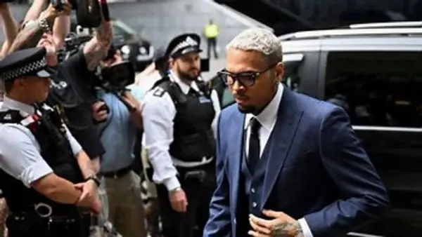 Le chanteur Chris Brown plaide non coupable à Londres dans une affaire d’agression