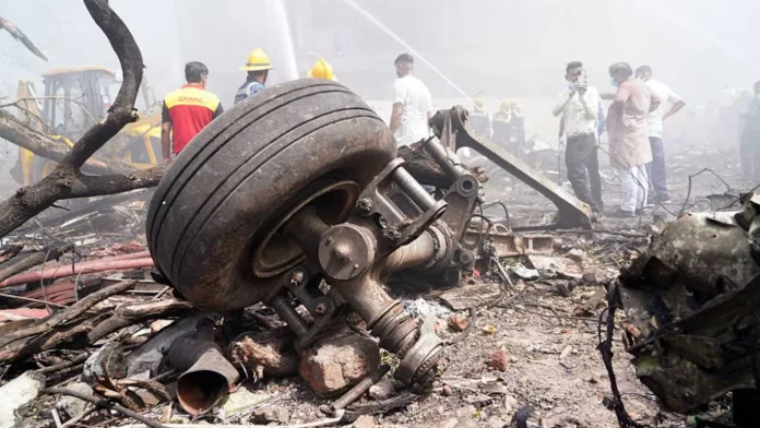 Crash du vol Air India: des corps calcinés extraits des décombres