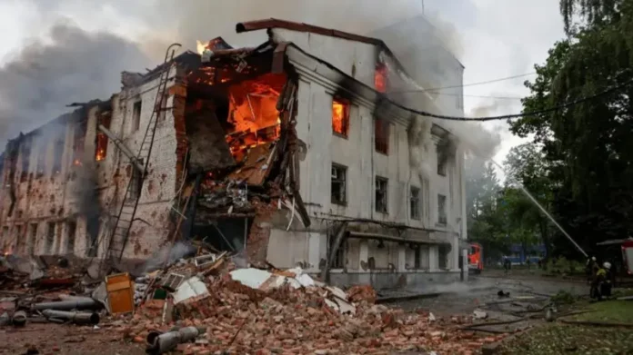 De nouvelles frappes russes font cinq morts en Ukraine