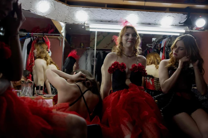 Dans un club de strip-tease ukrainien, la guerre mise à nu