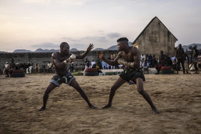 Amulettes et talismans: au Nigeria, les boxeurs traditionnels à la conquête de leur public