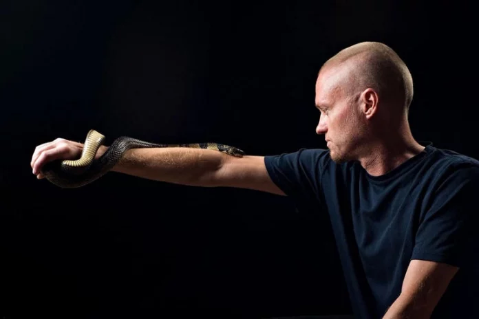 Mordu par des serpents à 200 reprises pour aider à trouver un antivenin universel