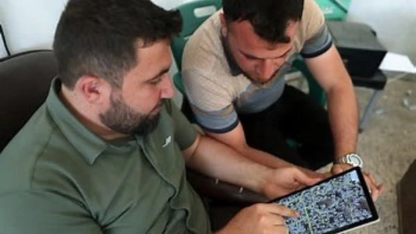 Grâce à ses drones, un architecte syrien reconstruit son village