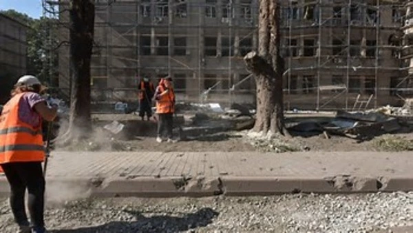 Ukraine: au moins 25 morts dans des frappes russe, Trump précise son ultimatum