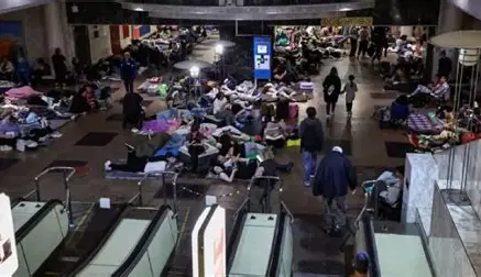 A Kiev, une nouvelle nuit d’attaques russes passée à se réfugier dans le métro
