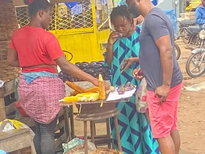 Goûts du moment : Maïs grillé et prunes se régalent dans les rues