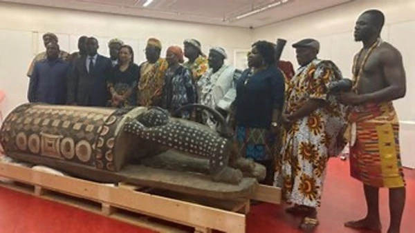 Le Parlement français autorise la restitution du tambour parleur à la Côte d’Ivoire