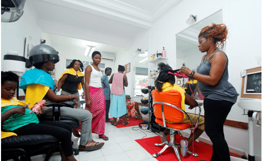 Salons de coiffure : Repère de commérages pour les femmes