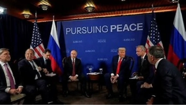 Trump offre à Poutine un retour très chorégraphié sur la scène diplomatique