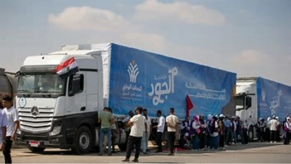 À l’entrée de Gaza, des centaines de camions humanitaires bloqués et une aide au compte-gouttes