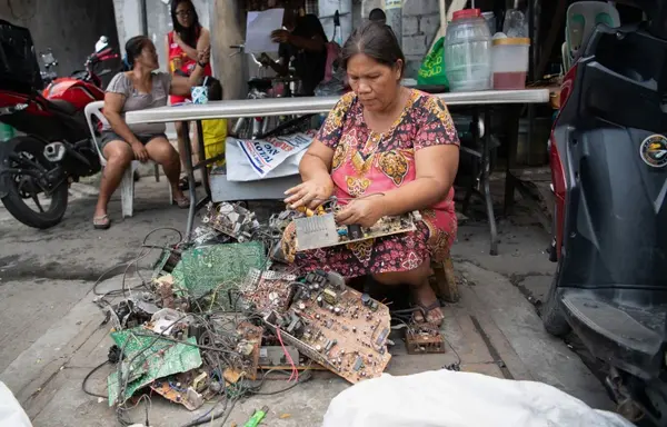 Au prix de leur santé, des Philippins démontent des ordinateurs pour s’offrir à manger