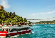 Le ferry d’Istanbul, transport amoureux entre deux continents ferry d’Istanbul sur le Bosphore